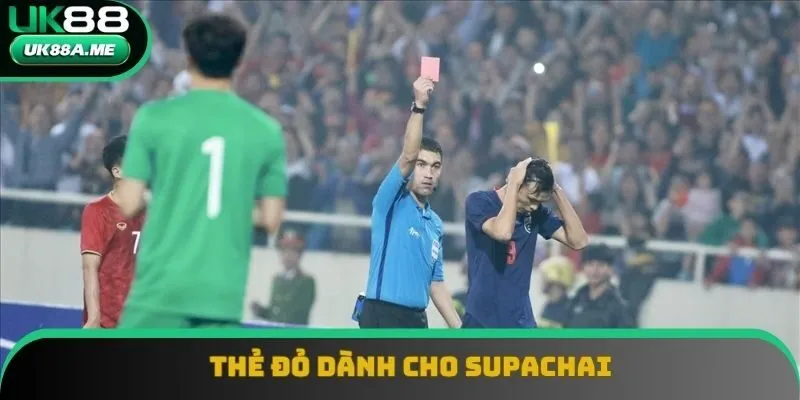 Việc Supachai bị đuổi khỏi sân đã khiến Thái Lan vỡ vụn Việc Supachai bị đuổi khỏi sân đã khiến Thái Lan vỡ vụn